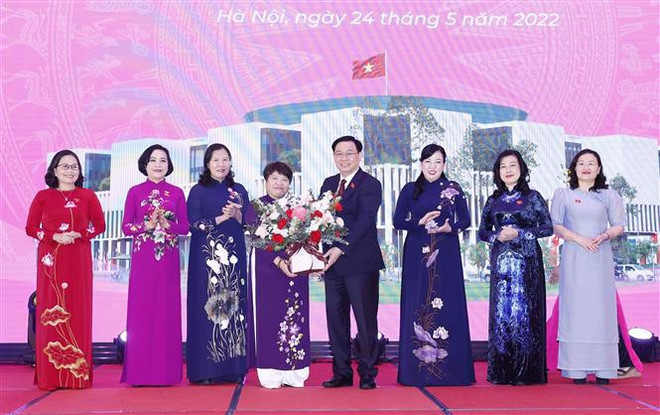 Presidente del Parlamento vietnamita se reúne con diputadas de XV legislatura ảnh 1 Presidente del Parlamento vietnamita se reúne con diputadas de XV legislatura ảnh 1