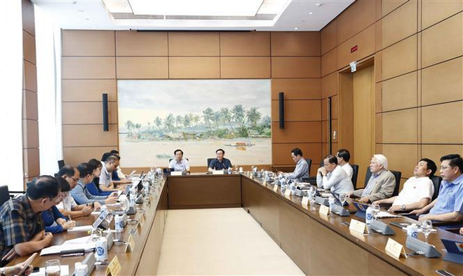 Prosigue Asamblea Nacional de Vietnam debates sobre importantes asuntos ảnh 1