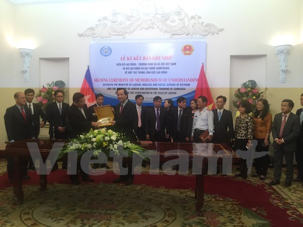 Vietnam y Camboya firman acuerdo de cooperación en sector laboral ảnh 1 Vietnam y Camboya firman acuerdo de cooperación en sector laboral ảnh 1