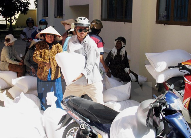 Otorgan arroz a alumnos pobres en zonas con dificultades de Dak Nong ảnh 1  Otorgan arroz a alumnos pobres en zonas con dificultades de Dak Nong ảnh 1