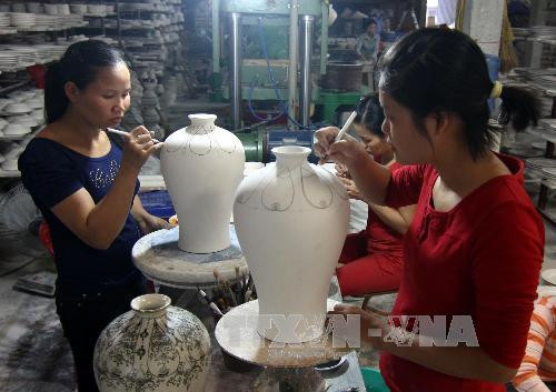 Artesanos de Phu Lang fieles a la alfarería tradicional vietnamita ảnh 1 Artesanos de Phu Lang fieles a la alfarería tradicional vietnamita ảnh 1