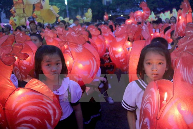 Niños vietnamitas celebran Fiesta de Medio Otoño ảnh 1 Niños vietnamitas celebran Fiesta de Medio Otoño ảnh 1