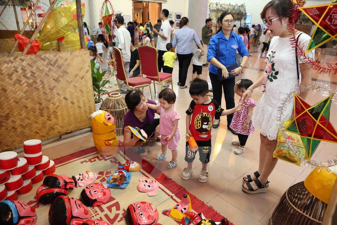 Juguetes tradicionales vietnamitas de Festival del Medio Otoño abarrotan mercados en Hanoi ảnh 1 Juguetes tradicionales vietnamitas de Festival del Medio Otoño abarrotan mercados en Hanoi ảnh 1