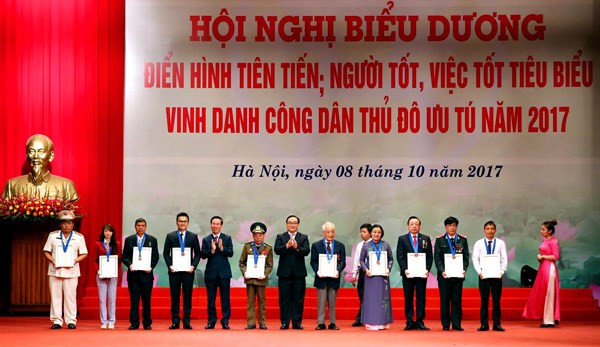 Honran a ciudadanos destacados de Hanoi en 2017 ảnh 1 Honran a ciudadanos destacados de Hanoi en 2017 ảnh 1