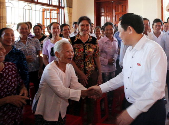 Dirigentes vietnamitas dialogan con electores de cara a próximas sesiones parlamentarias ảnh 1