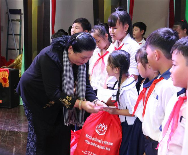 Ofrecen regalos a niños necesitados en ocasión de Fiesta del Medio Otoño ảnh 1 Ofrecen regalos a niños necesitados en ocasión de Fiesta del Medio Otoño ảnh 1