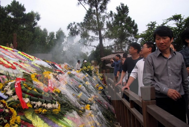 Profesores vietnamitas residentes en Tailandia visita tumba de General Vo Nguyen Giap ảnh 1 Profesores vietnamitas residentes en Tailandia visita tumba de General Vo Nguyen Giap ảnh 1