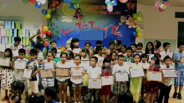 Celebran en localidades vietnamitas Fiesta del Medio Otoño para niños desfavorecidos ảnh 1 Celebran en localidades vietnamitas Fiesta del Medio Otoño para niños desfavorecidos ảnh 1