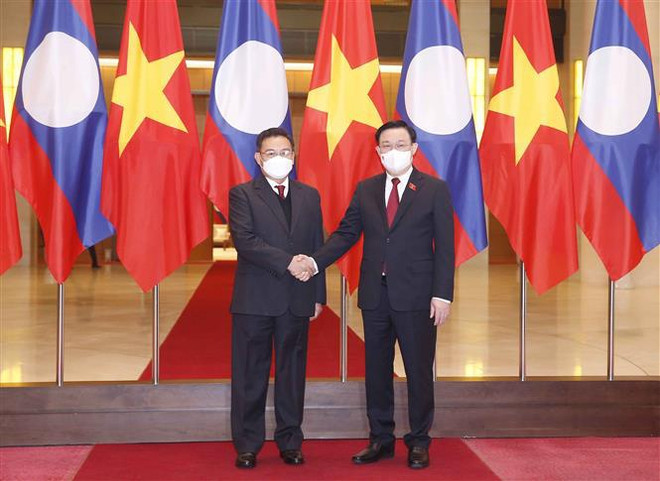 Resaltan visita oficial a Vietnam del presidente del Parlamento laosiano ảnh 2 Resaltan visita oficial a Vietnam del presidente del Parlamento laosiano ảnh 2