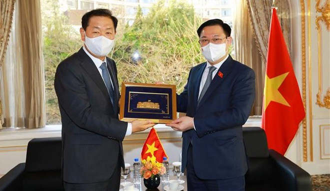 Presidente del Parlamento vietnamita recibe a gerentes de empresas surcoreanas ảnh 1 Presidente del Parlamento vietnamita recibe a gerentes de empresas surcoreanas ảnh 1