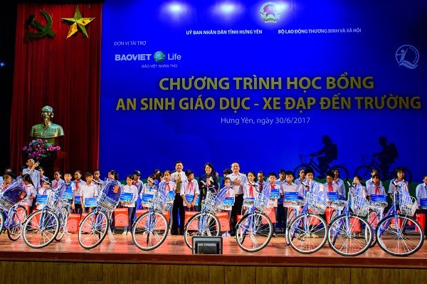 Entrega vicepresidenta vietnamita regalos a alumnos pobres ảnh 1 Entrega vicepresidenta vietnamita regalos a alumnos pobres ảnh 1