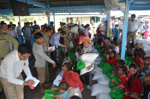 Entregan regalos a vietnamitas en condiciones difíciles en Camboya ảnh 1