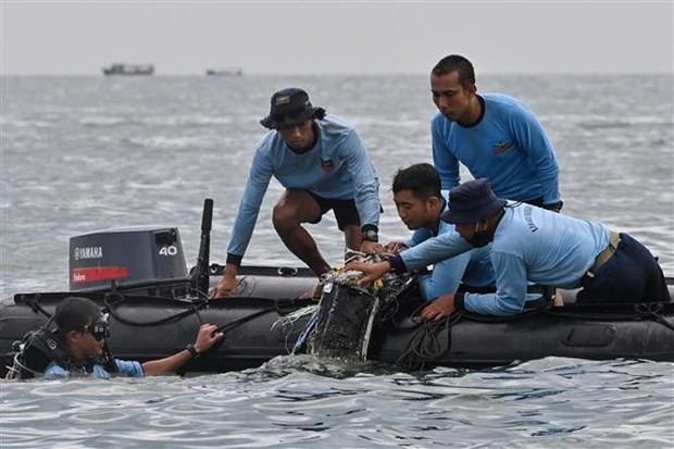 Indonesia: Prolongan labores de búsqueda del avión estrellado ảnh 1 Indonesia: Prolongan labores de búsqueda del avión estrellado ảnh 1