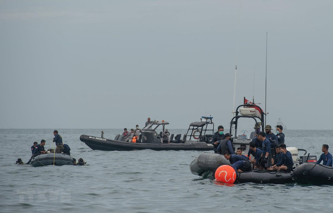 Indonesia trata de recuperar dos cajas negras del avión estrellado ảnh 1  Indonesia trata de recuperar dos cajas negras del avión estrellado ảnh 1
