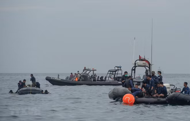 Indonesia trata de recuperar dos cajas negras del avión estrellado ảnh 1 Indonesia trata de recuperar dos cajas negras del avión estrellado ảnh 1