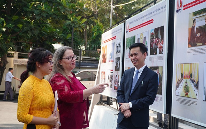 Exposición destaca 25 años de normalización de relaciones Vietnam- EE.UU. ảnh 1 Exposición destaca 25 años de normalización de relaciones Vietnam- EE.UU. ảnh 1