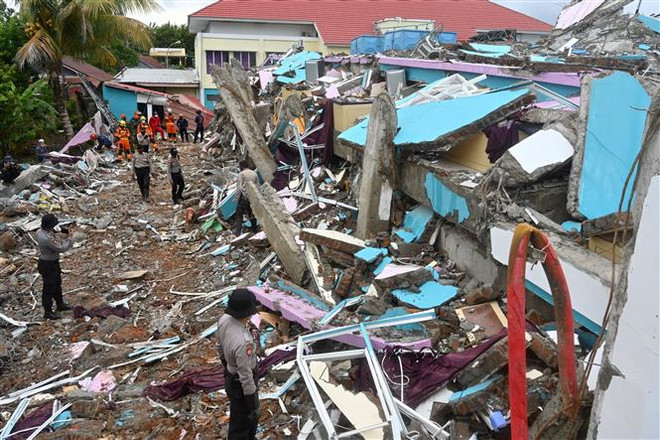 Intensas lluvias dificultan labores de rescate tras terremoto en Indonesia ảnh 1 Intensas lluvias dificultan labores de rescate tras terremoto en Indonesia ảnh 1