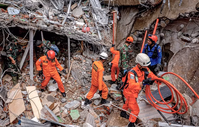 Miles de fallecidos por desastres y COVID-19 en Indonesia desde principios de 2021 ảnh 1