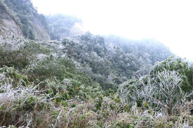 Carretera congelada obstaculiza la circulación de vehículos en Lao Cai ảnh 2