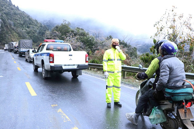 Carretera congelada obstaculiza la circulación de vehículos en Lao Cai ảnh 1