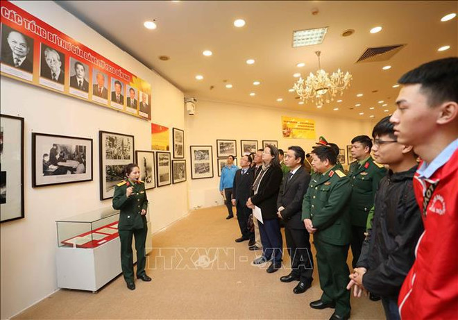 Efectúan en Hanoi exposición sobre el Partido Comunista de Vietnam ảnh 1 Efectúan en Hanoi exposición sobre el Partido Comunista de Vietnam ảnh 1