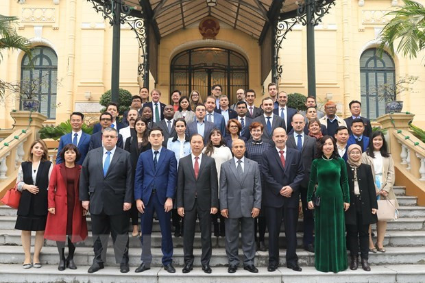 Reporteros y diplomáticos extranjeros, puente para divulgar imagen de Vietnam al mundo ảnh 2