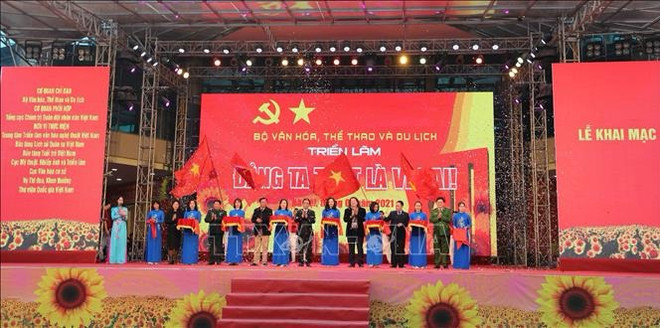 Efectúan en Hanoi exposición sobre el Partido Comunista de Vietnam ảnh 2 Efectúan en Hanoi exposición sobre el Partido Comunista de Vietnam ảnh 2
