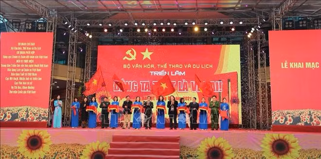 Efectúan en Hanoi exposición sobre el Partido Comunista de Vietnam ảnh 2