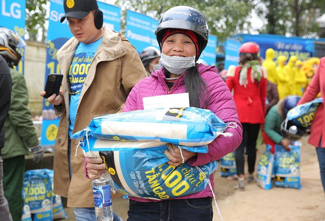 Empresa minorista vietnamita y socios globales ofrecen regalos del Tet a hogares pobres ảnh 1 Empresa minorista vietnamita y socios globales ofrecen regalos del Tet a hogares pobres ảnh 1