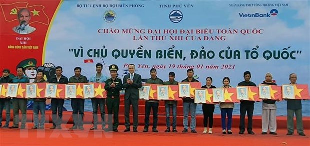 Entregan miles de banderas nacionales a pescadores en provincia vietnamita ảnh 1 Entregan miles de banderas nacionales a pescadores en provincia vietnamita ảnh 1
