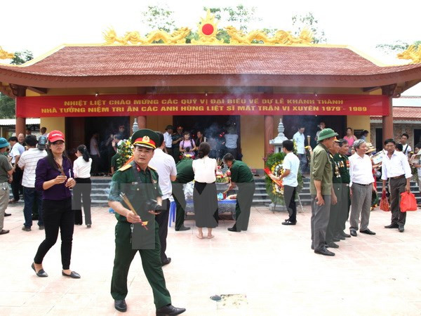 Vietnam rinde homenaje a personas con méritos revolucionarios ảnh 1 Vietnam rinde homenaje a personas con méritos revolucionarios ảnh 1