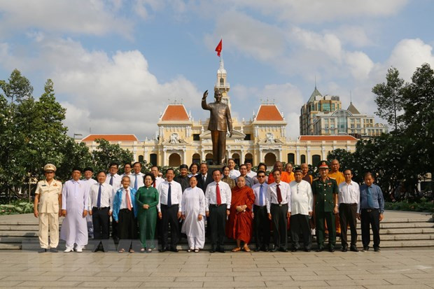 Dirigentes de Ciudad Ho Chi Minh rinden tributo a mártires ảnh 1