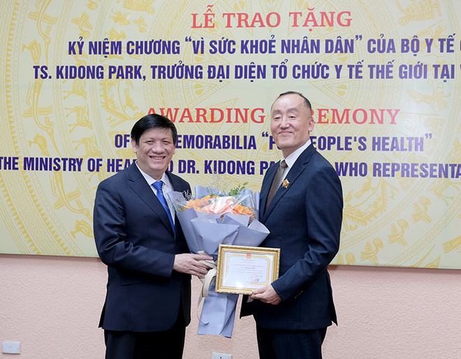 Entregan distinción vietnamita a representante de la OMS ảnh 1 Entregan distinción vietnamita a representante de la OMS ảnh 1