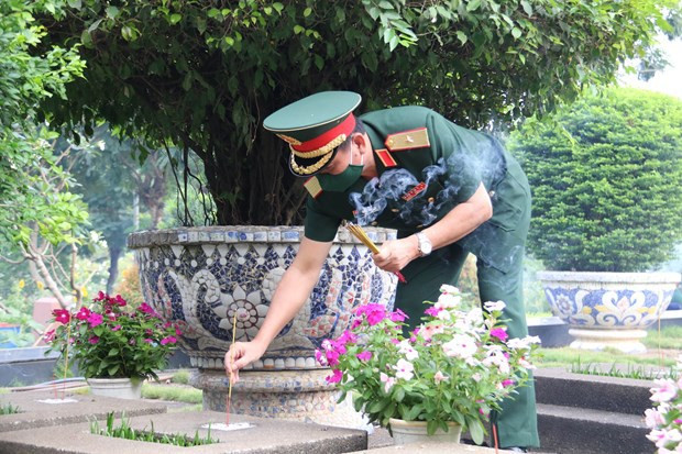 Dirigentes de Ciudad Ho Chi Minh rinden tributo a mártires ảnh 2