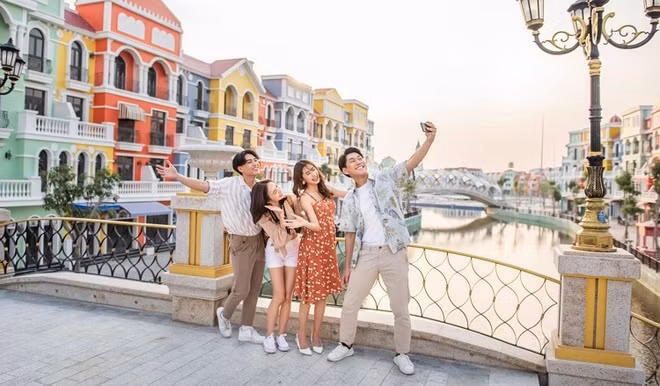 Número de turistas sigue aumentando durante días feriados en Vietnam ảnh 1