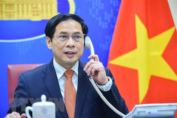 Canciller vietnamita transmite condolencias por víctimas de tormenta tropical en Filipinas ảnh 1 Canciller vietnamita transmite condolencias por víctimas de tormenta tropical en Filipinas ảnh 1