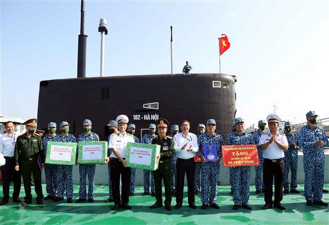 Entregan obsequios a soldados y residentes en islas vietnamitas y plataforma DK1 ảnh 1