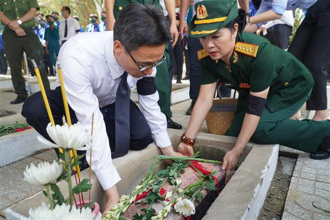 Realizan en Vietnam acto de entierro de mártires caídos por defensa nacional ảnh 2 Realizan en Vietnam acto de entierro de mártires caídos por defensa nacional ảnh 2