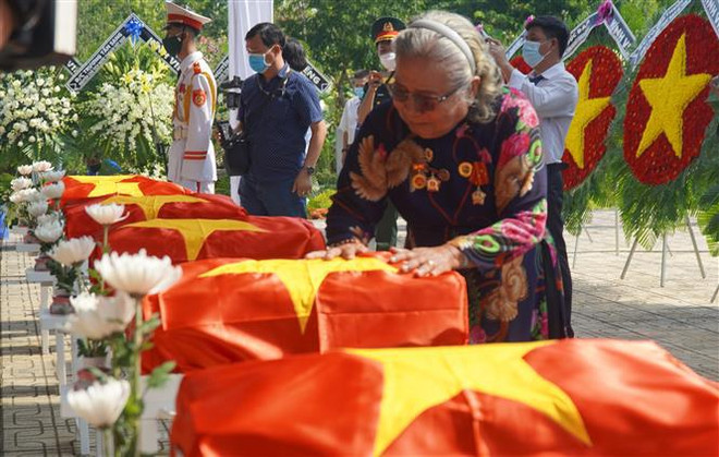 Realizan en Vietnam acto de entierro de mártires caídos por defensa nacional ảnh 1 Realizan en Vietnam acto de entierro de mártires caídos por defensa nacional ảnh 1