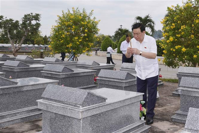 Titular del Parlamento de Vietnam rinde tributo al Presidente Ho Chi Minh y mártires de guerra ảnh 2 Titular del Parlamento de Vietnam rinde tributo al Presidente Ho Chi Minh y mártires de guerra ảnh 2