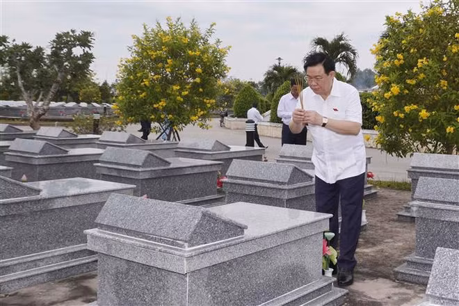 Titular del Parlamento de Vietnam rinde tributo al Presidente Ho Chi Minh y mártires de guerra ảnh 2