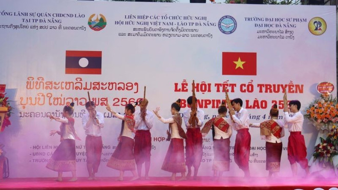 Celebran en ciudad vietnamita de Da Nang fiesta tradicional Bunpimay de Laos ảnh 1 Celebran en ciudad vietnamita de Da Nang fiesta tradicional Bunpimay de Laos ảnh 1