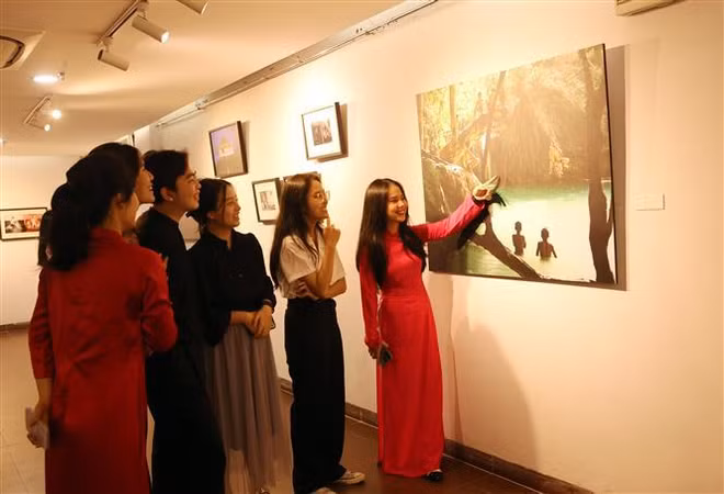 Efectúan exposición fotográfica sobre vida en delta del Mekong ảnh 2