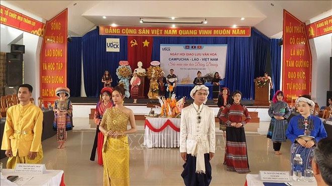 Estudiantes laosianos y camboyanos celebran festivales del año nuevo en Vietnam ảnh 1 Estudiantes laosianos y camboyanos celebran festivales del año nuevo en Vietnam ảnh 1