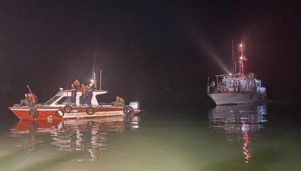 Vietnam continúa operaciones de rescate de helicóptero accidentado en Quang Ninh ảnh 1