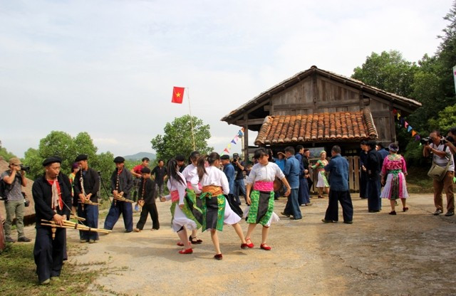 Festividad en honor de colores culturales de las etnias vietnamitas ảnh 1 Festividad en honor de colores culturales de las etnias vietnamitas ảnh 1