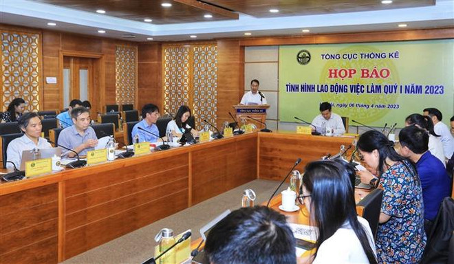 Reporta tendencia alcista salario promedio mensual de empleados de Vietnam ảnh 1