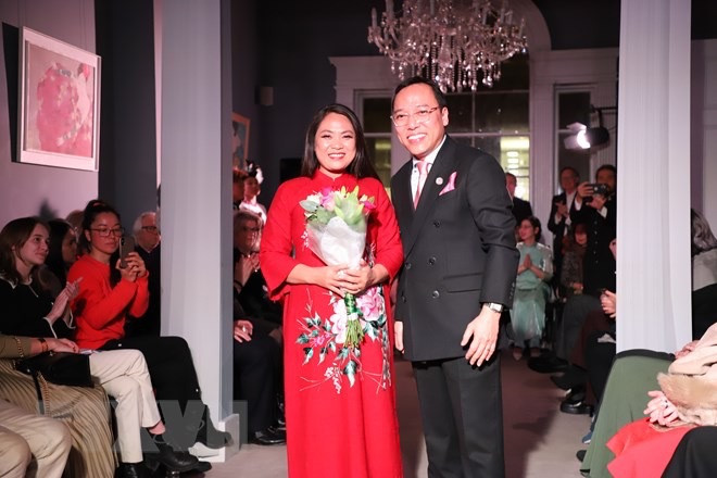 Colecciones de moda vietnamita se destacan en Londres  ảnh 2 Colecciones de moda vietnamita se destacan en Londres  ảnh 2