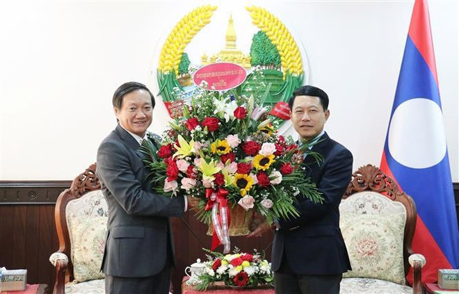 Embajador vietnamita felicita fiesta tradicional Bunpimay de Laos ảnh 2 Embajador vietnamita felicita fiesta tradicional Bunpimay de Laos ảnh 2