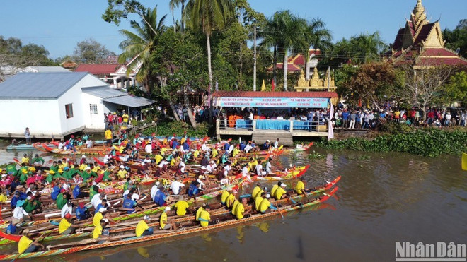 Provincia vietnamita celebra Festival Chol Chnam Thmay con regata de barcos ảnh 1 Provincia vietnamita celebra Festival Chol Chnam Thmay con regata de barcos ảnh 1